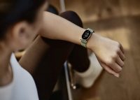 Google показала фитнес-браслет Fitbit Edge со съемным аккумулятором и ИИ-тренером