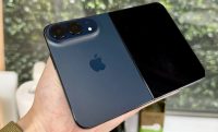 iPhone Duo начал поступать первым покупателям