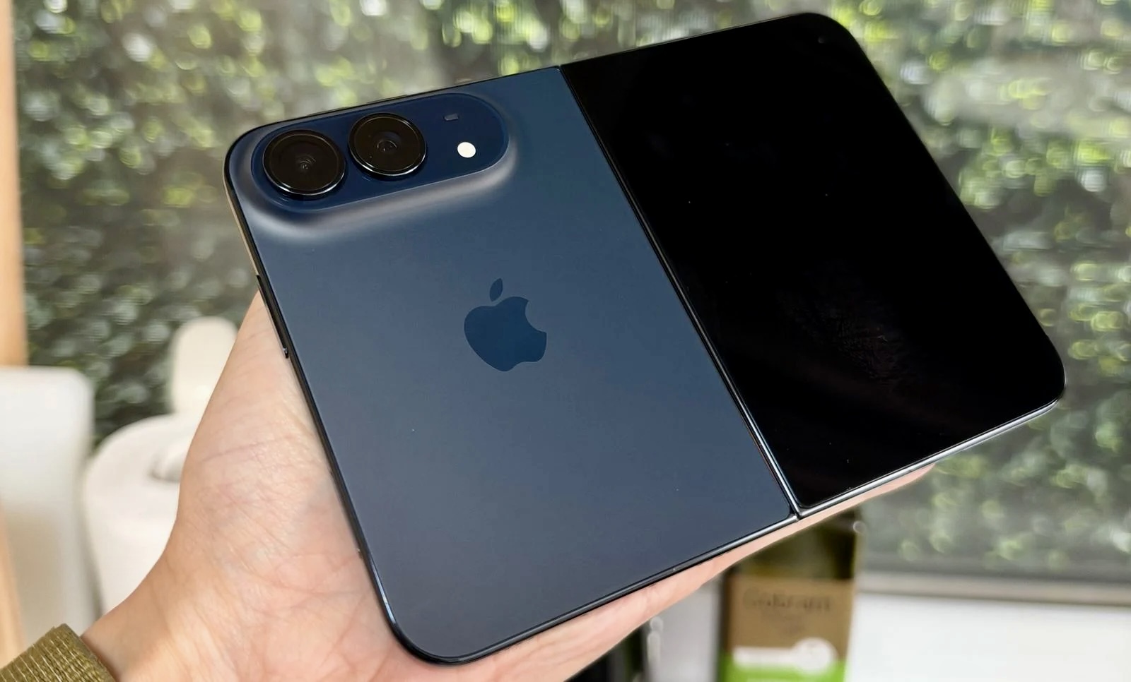 iPhone Duo начал поступать первым покупателям