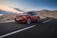 BMW представила электрический кроссовер iX4 с уже знакомым дизайном. Топовая версия получила 603 л.с. и разгоняется до 240 км/ч