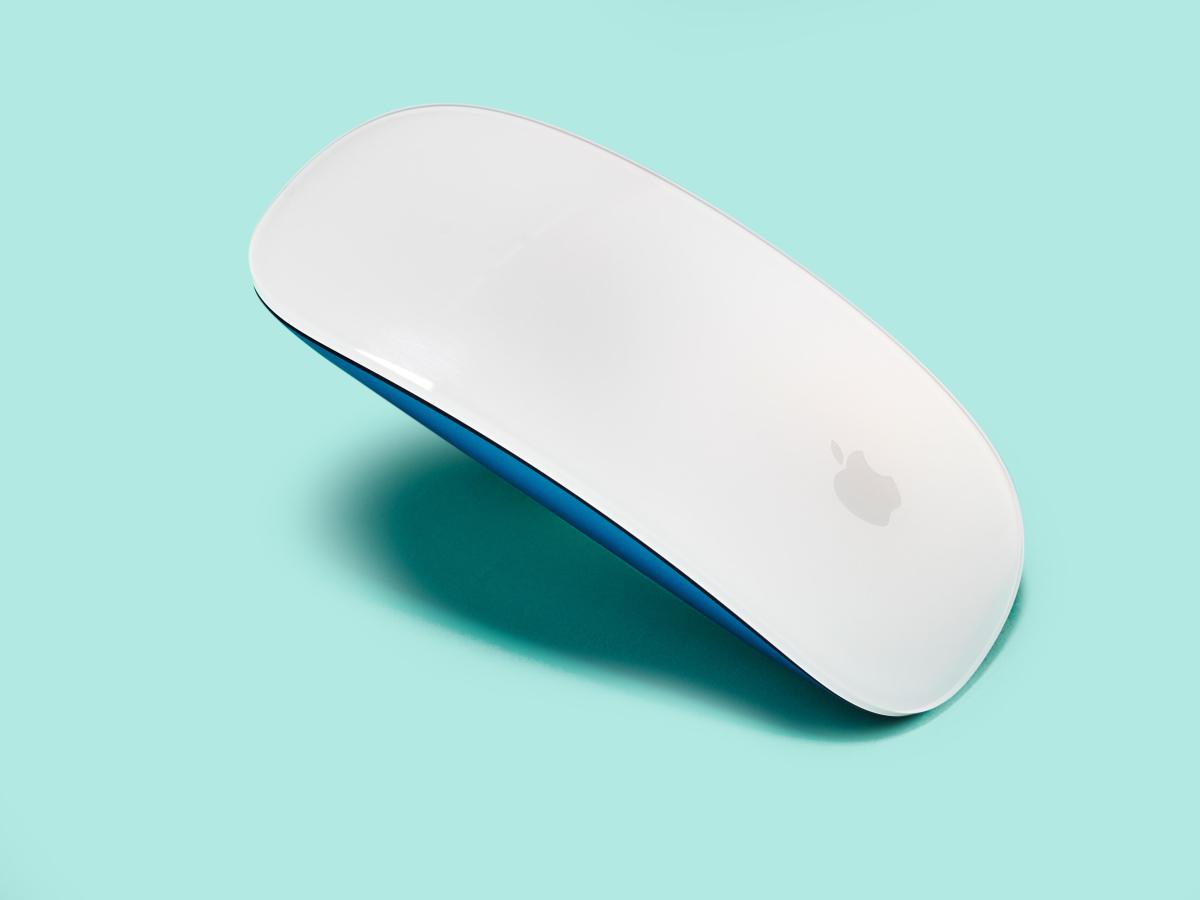 Это очень странно. Apple официально прекратила поддержку Magic Mouse и Magic Trackpad на Mac с Intel