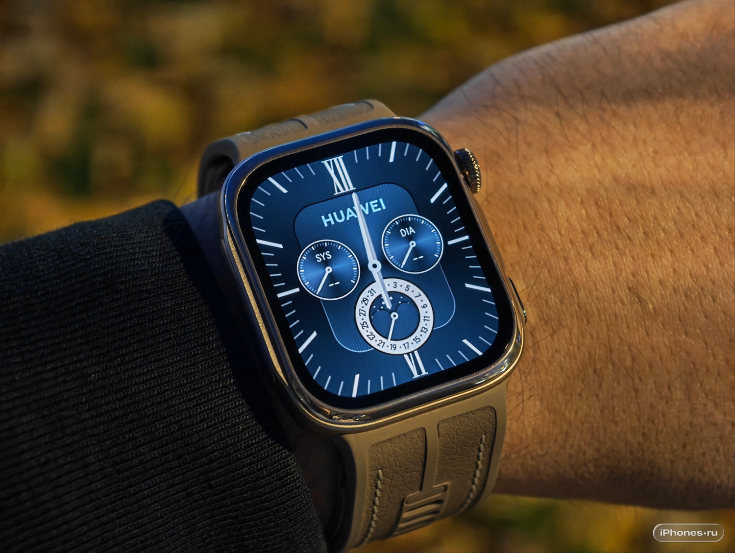 HUAWEI WATCH D3 с синим аналоговым циферблатом на улице