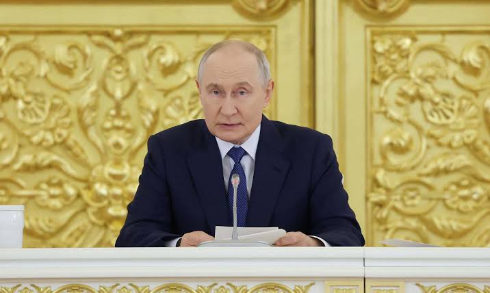 Путин поддержал идею нейросети для учителей, Минпросвещение согласилось